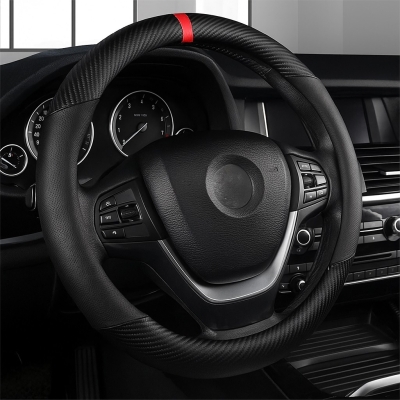 Универсален кожен калъф за волан с карбонов дизайн – Черен с червена лента 37–38 см